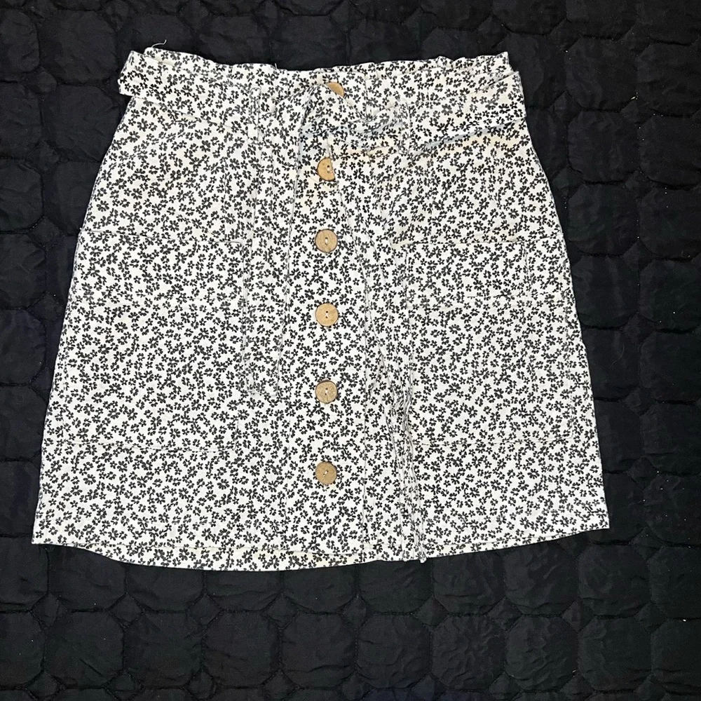 White & Black Floral A-Line Skirt – Size M | Casual Style - Picture 2 of 10